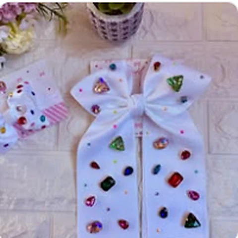 Moño blanco con aplicaciones de colores