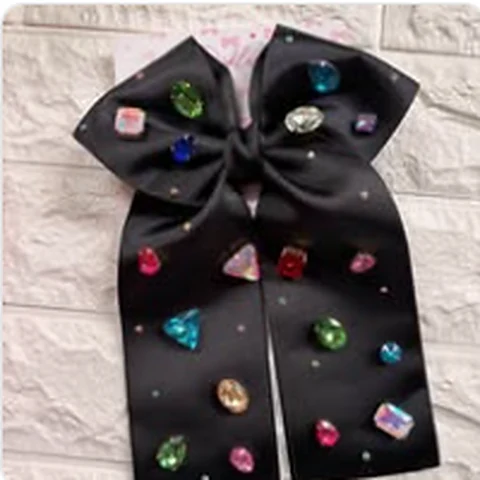 Moño negro con decoraciones brillantes