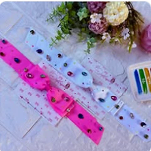 Moños y diademas rosas con detalles brillantes