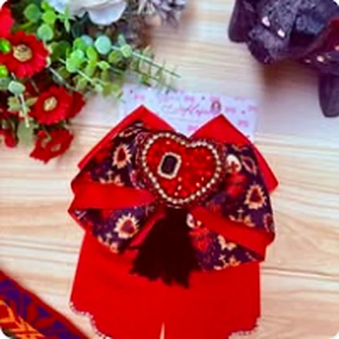 Moño rojo con corazón decorativo